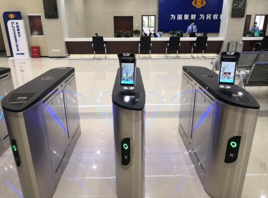 入駐駐馬店國稅局的人臉識別測溫一體機