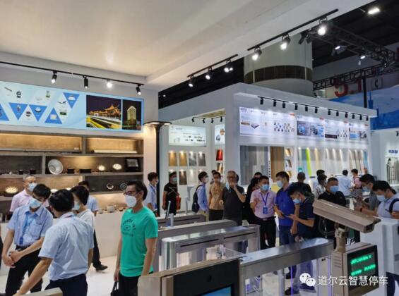 道爾智控與堅(jiān)朗為現(xiàn)場(chǎng)觀眾展示的無人值守出入口系統(tǒng)