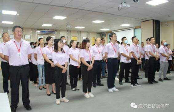 商務(wù)部經(jīng)理常松陽(yáng)主持