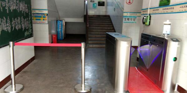 道爾人臉測(cè)溫一體機(jī)助力學(xué)校開學(xué)