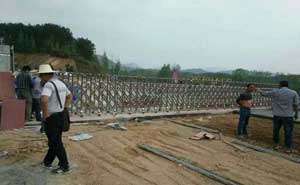 黃岡金泰國際廣場(chǎng)伸縮門案例