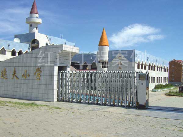 滿洲里逸夫小學(xué)選用呼倫貝爾出安智能伸縮門作為門衛(wèi)