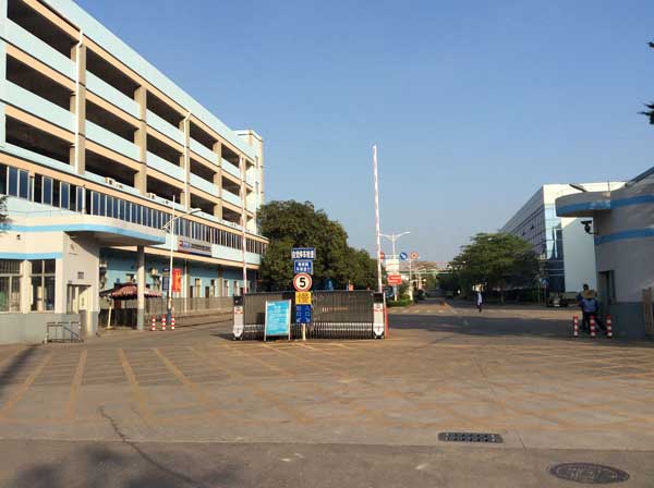 玉林市物資崗伸縮門案例 - 中出網(wǎng)-智能出入口與停車充電門戶