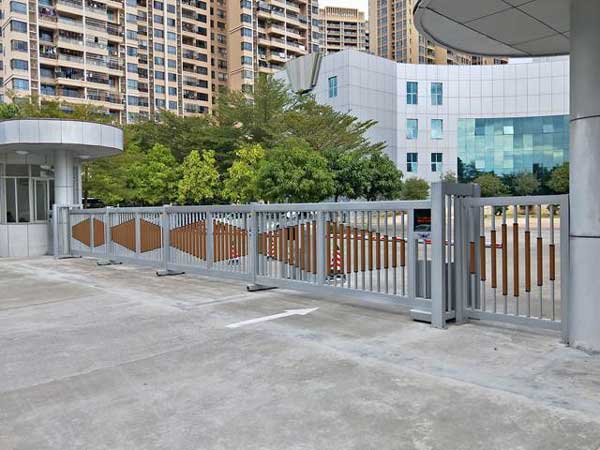 瀘州學(xué)士山?公園城電動(dòng)伸縮門(mén)案例 - 中出網(wǎng)-智能出入口與停車(chē)充電門(mén)戶(hù)