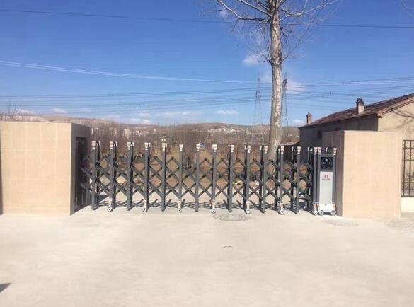 張家口出安智能為滄州市興業(yè)紙制品有限公司大門口安裝電動伸縮門