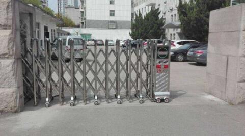 張家口金螞蟻科技有限公司大門口的伸縮門由張家口出安智能提供