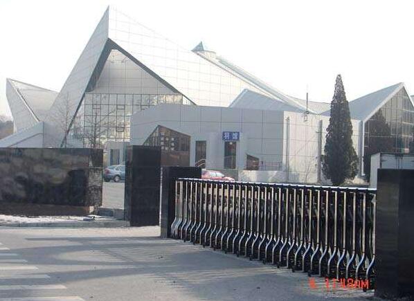 承德出安智能伸縮門閃亮在承德綠茵食品有限責(zé)任公司大門口猶如騎士般永睡不朽