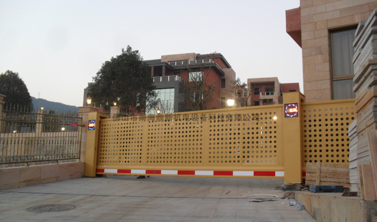 南平出安智能無軌懸浮門進駐南平市某別墅小區(qū)