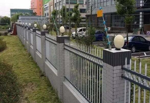 達(dá)州濱江?四季花城圍墻護(hù)欄案例 - 中出網(wǎng)-智能出入口與停車充電門戶