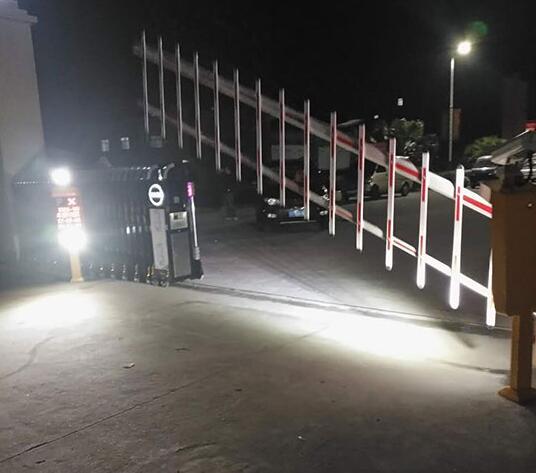 三門峽市湖濱區(qū)工業(yè)園欄柵道閘案例 - 中出網(wǎng)-智能出入口與停車充電門戶