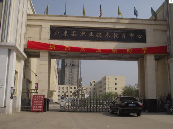 秦皇島出安智能伸縮門點(diǎn)綴盧龍職教中心