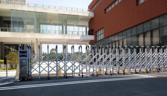 秦皇島市第十六中學與秦皇島出安智能伸縮門達成合作協議