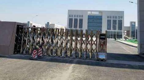 秦皇島出安智能伸縮門閃亮在秦皇島東方航空服務專業(yè)學校大門口