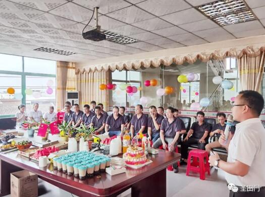 我們?yōu)楸敬紊盏?8位壽星準備了一個溫馨、別致的生日會