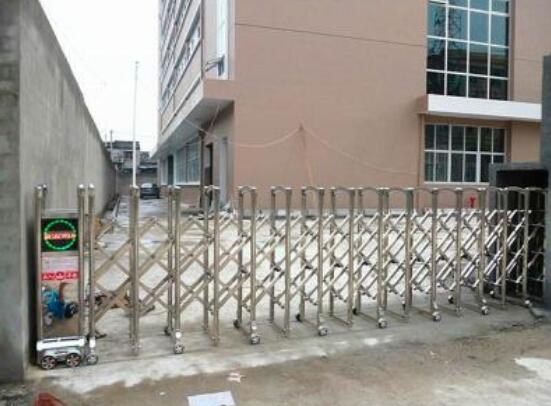 衡水出安智能電動(dòng)伸縮門(mén)閃亮在橄欖綠洲和雅大門(mén)口