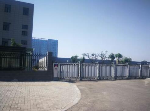 衡水神龍實(shí)業(yè)有限公司大門(mén)口的電動(dòng)伸縮門(mén)由衡水出安智能提供