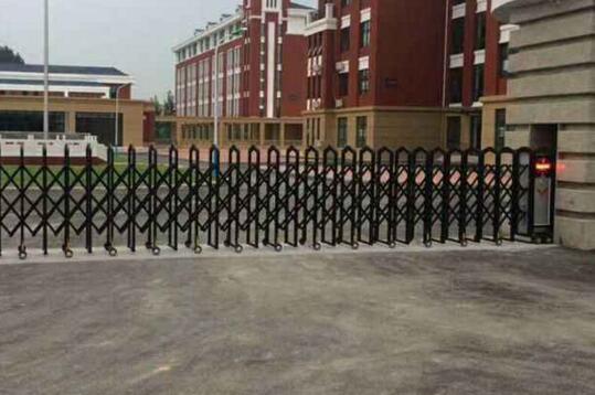 衡水出安智能電動(dòng)伸縮門閃亮在衡水科鑫精細(xì)化學(xué)有限公司大門口猶如騎士般永睡不朽