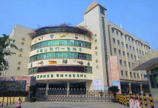 ?？诔霭仓悄茈妱?dòng)伸縮門盡顯海口市英才小學(xué)的高貴氣質(zhì)