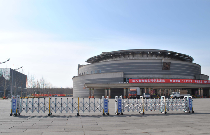 北京會(huì)議中心伸縮門工程案例 - 中出網(wǎng)-智能出入口與停車充電門戶
