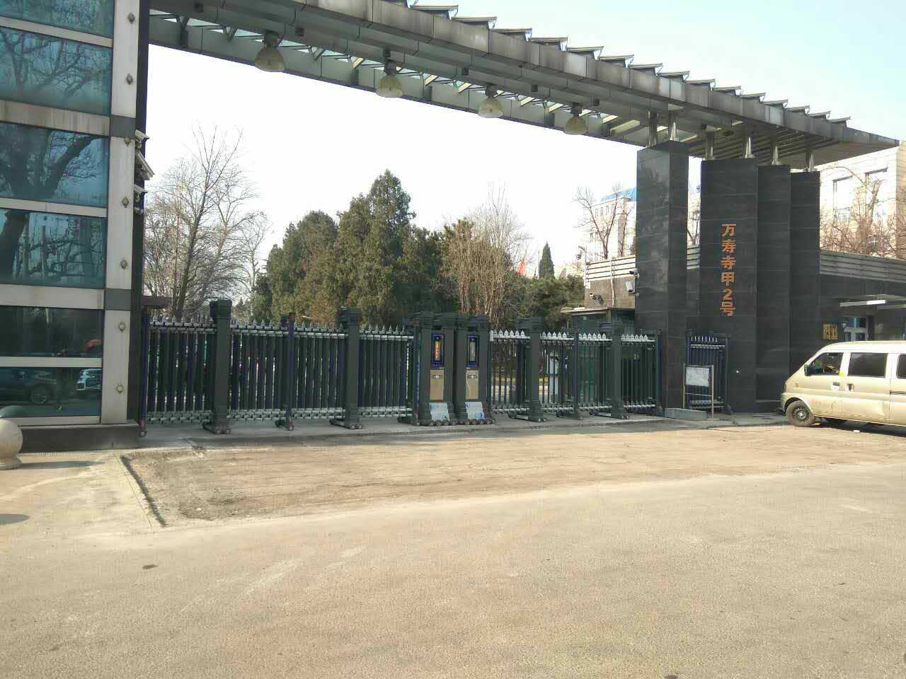 國(guó)家安全部伸縮門工程案例 - 中出網(wǎng)-智能出入口與停車充電門戶