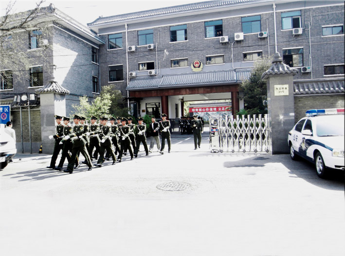 國旗護衛(wèi)隊伸縮門工程案例 - 中出網-智能出入口與停車充電門戶