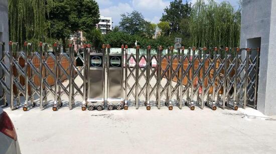 衢州出安智能伸縮門成功安裝在通策蘭堡大門口