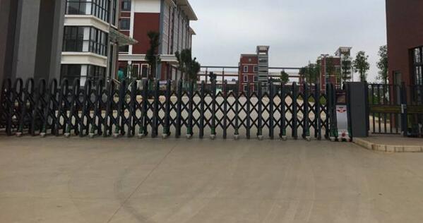 熱烈祝賀衢州出安智能電動伸縮門進駐衢州華茂外國語學(xué)校高中部大門口