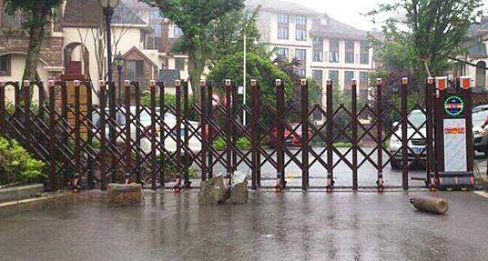 衢州出安智能電動伸縮門進駐衢州市翔宇中等專業(yè)學(xué)校大門口