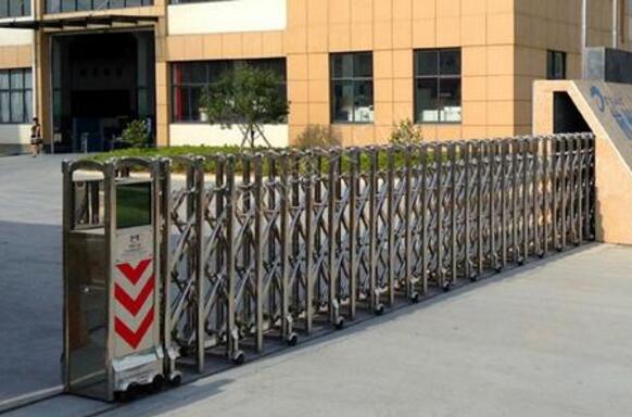 舟山長(zhǎng)宏國(guó)際產(chǎn)業(yè)園大門口的電動(dòng)伸縮門由舟山出安智能提供
