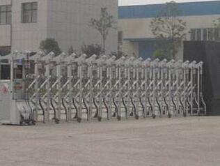 舟山普陀區(qū)沈家門第一小學大門口的伸縮門由舟山出安智能提供