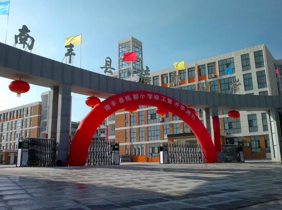 麗水出安智能伸縮門與江西南豐縣桔都小學(xué)達(dá)成合作協(xié)議