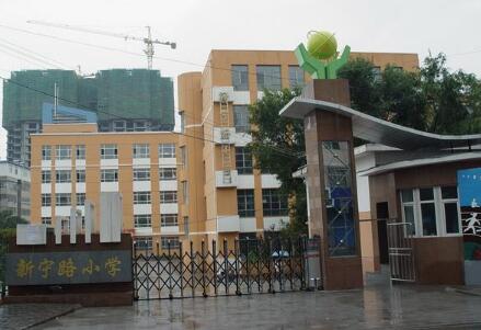 西寧出安智能伸縮門成西寧市城西區(qū)新寧路小學大門口一道亮麗風景 