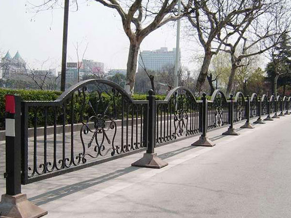 慶賀金泰?濱江花城選用漢中出安智能護欄