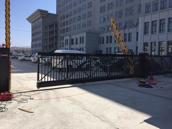 延安常泰藥業(yè)有限責(zé)任公司懸浮平移門(mén)案例 - 中出網(wǎng)-智能出入口與停車(chē)充電門(mén)戶(hù)