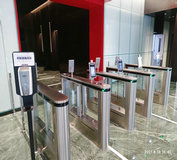 測(cè)溫查碼一體化智能通道閘機(jī)進(jìn)入機(jī)場(chǎng)、醫(yī)院、辦公樓