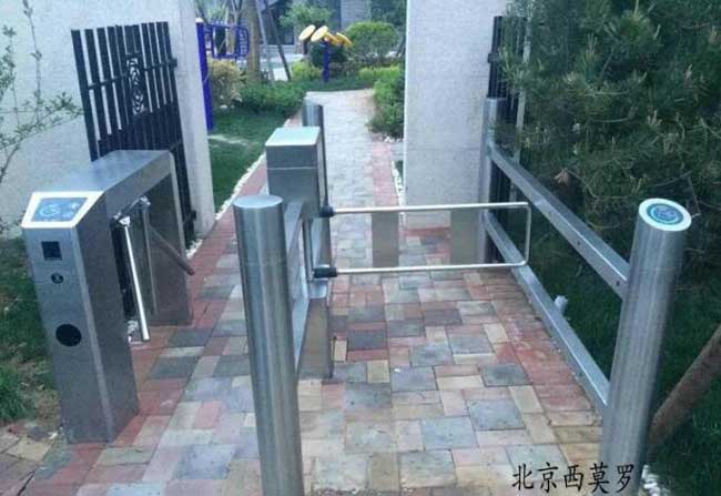北京萬(wàn)科青島小鎮(zhèn)上新智能三輥閘機(jī)案例 - 中出網(wǎng)-智能出入口與停車充電門戶