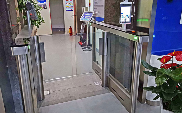 氣象局人臉識(shí)別擺閘安裝 - 中出網(wǎng)-智能出入口與停車(chē)充電門(mén)戶(hù)