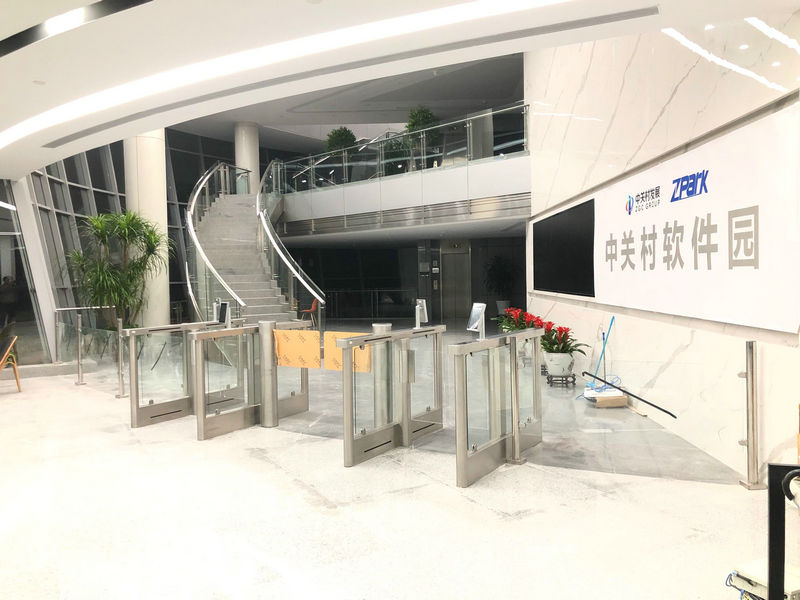 中關(guān)村軟件園信息中心C座人臉識(shí)別擺閘系統(tǒng) - 中出網(wǎng)-智能出入口與停車充電門戶