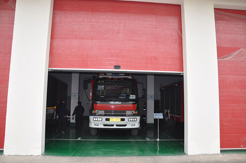 達州氣田中心工業(yè)提升門工程案例 - 中出網(wǎng)-智能出入口與停車充電門戶