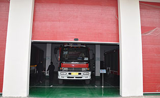 達(dá)州氣田中心工業(yè)提升門工程案例 - 中出網(wǎng)-智能出入口與停車充電門戶