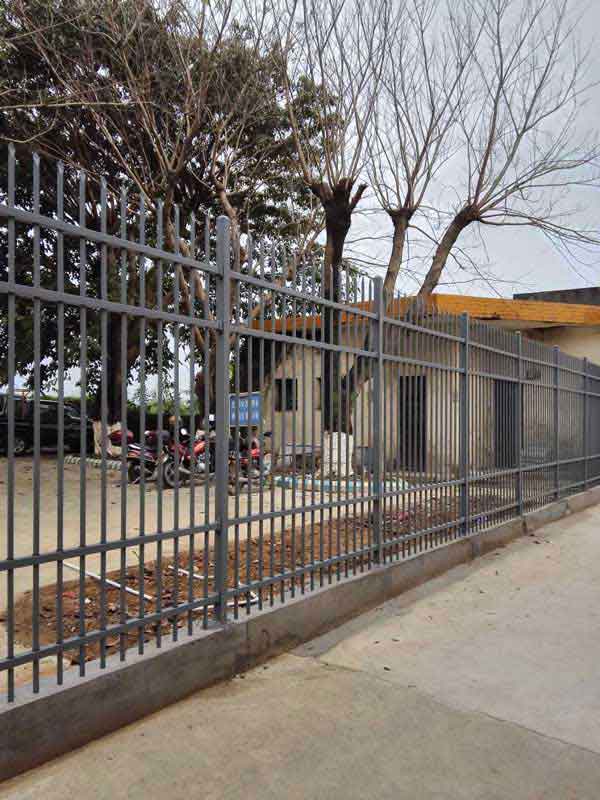 梅州梅縣機(jī)場(chǎng)生活區(qū)護(hù)欄案例 - 中出網(wǎng)-智能出入口與停車充電門戶