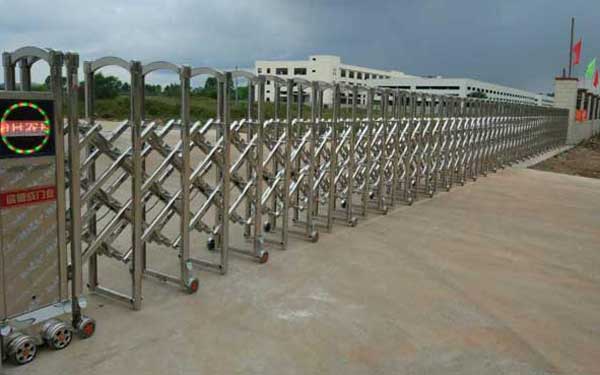 烏蘭察布醫(yī)藥總公司伸縮門案例 - 中出網(wǎng)-智能出入口與停車充電門戶