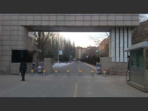 景德鎮(zhèn)學(xué)院升降柱案例 - 中出網(wǎng)-智能出入口與停車充電門戶