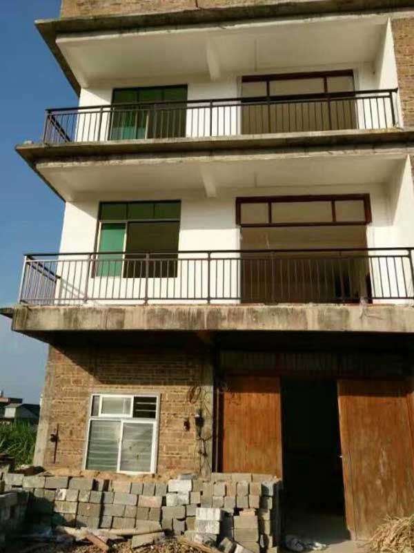 云浮嘉達(dá)?南國(guó)麗城護(hù)欄案例 - 中出網(wǎng)-智能出入口與停車充電門戶