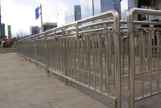 崇左不銹鋼橋梁護欄公司致力于生產(chǎn)