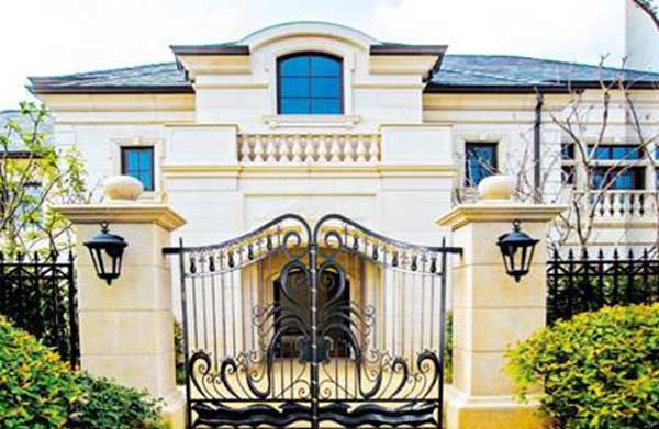 慶賀白山出安智能別墅大門進(jìn)駐長白山?紅松溪谷