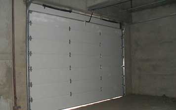 翻版車庫門內(nèi)側(cè)