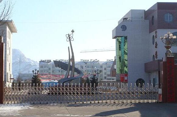 恭賀烏海市第六中學(xué)大門口安裝上烏海出安智能電動(dòng)伸縮門