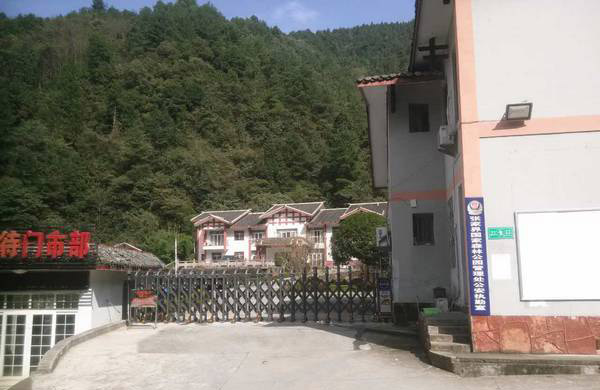 張家界國(guó)家森林公園伸縮門案例