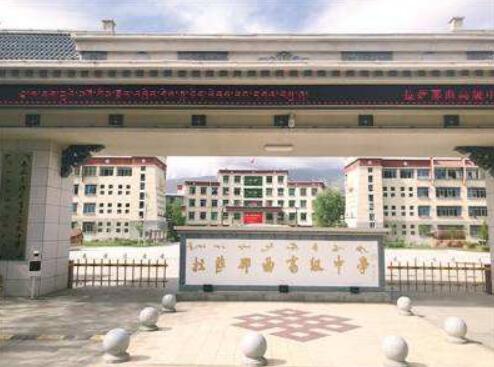 拉薩出安智能升降柱亮相在拉薩那曲高級(jí)中學(xué)大門口    